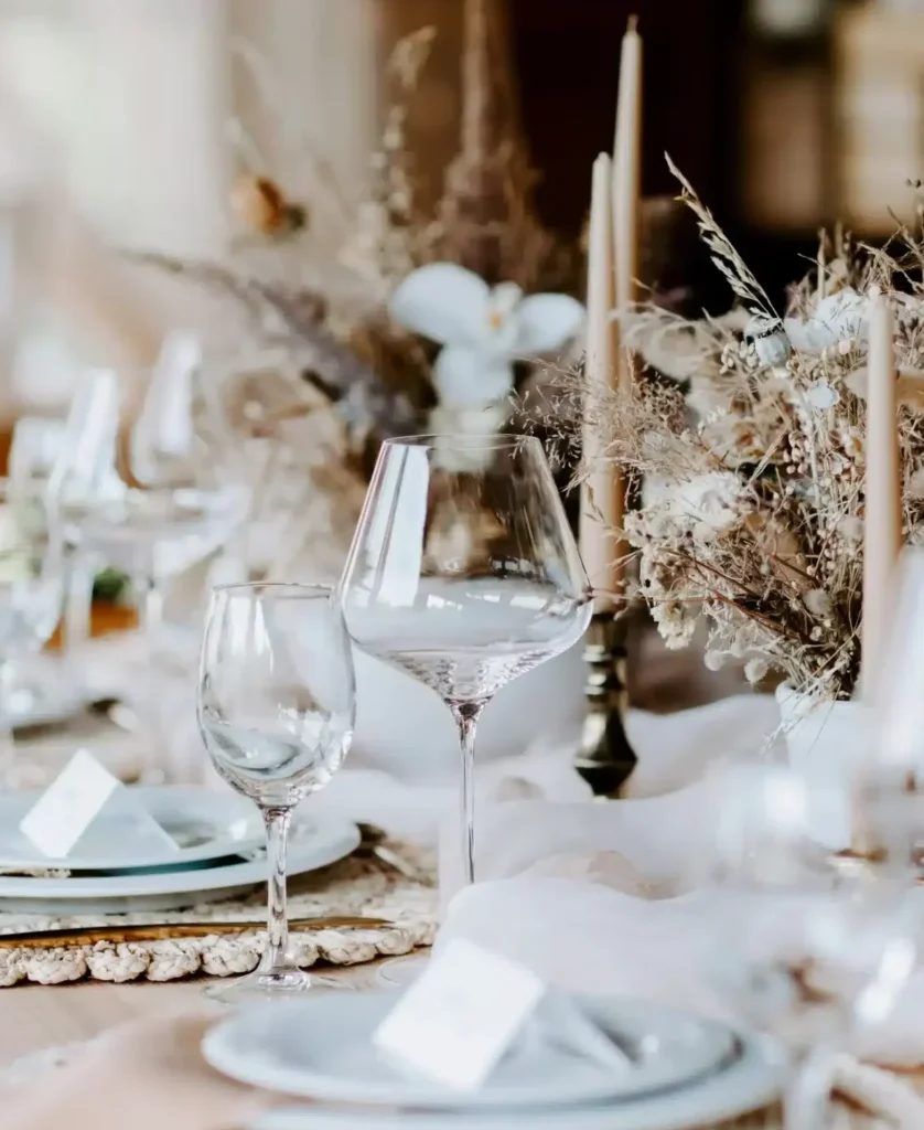Table élégamment dressée avec bougies et décoration florale pour illustrer un évènement haut de gamme